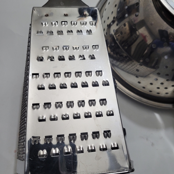 6 sided stainless steel grater with bonus drainer - Picture 8 of 10